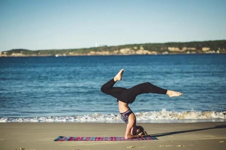 gjør øvelser på en yogamatte